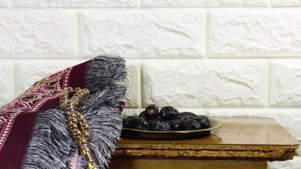 ラマダンの神聖な月のコンセプト キャンドルと日付フルーツと祈りのマット 木製のテーブルにローズマット — ストック動画