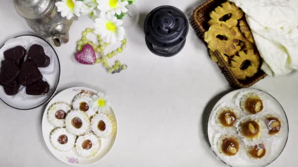 Idホリデーテーブル オリエンタルアルジェリアの甘いクッキーDzirietteとKaak Tlemcenはドライクッキー ハート型のチョコレートジャムアプリコットクッキー — ストック動画