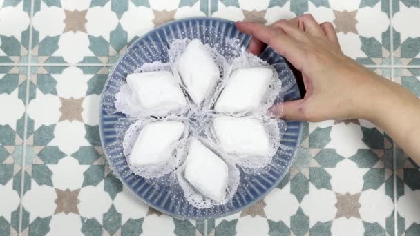 Frauen Essen Algerische Traditionelle Kekse Namens Makrout Ist Eine Mandelpaste — Stockvideo