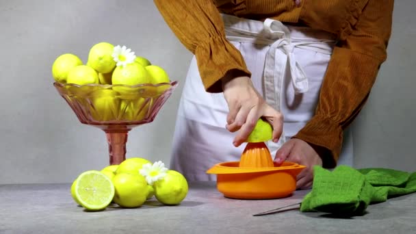 Kvinnlig Hand Klämmer Färsk Citronsaft Apelsin Plast Squeezer — Stockvideo