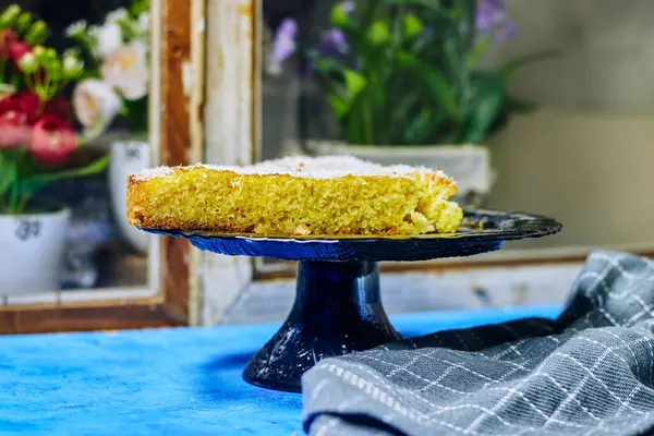 Orta Doğu irmikli pasta basbousa, namoora, hareesa pencere, sonbahar ya da kış konsepti yanında hindistan cevizi