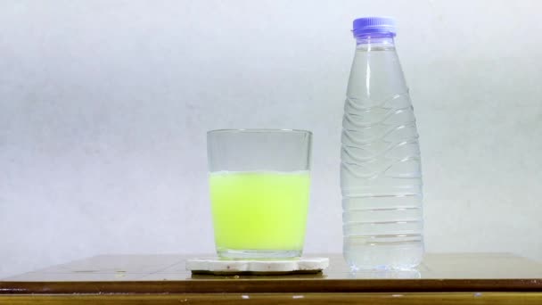 发泡片维生素C或镁营养补充剂在玻璃与黄色碳化水 运动药物 健康的早晨 阿司匹林解热药物 — 图库视频影像