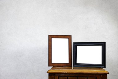 Ahşap masada iki boş resim çerçevesi