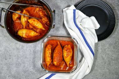 Parmesanlı kalamar, soğan ve domates soslu maydanoz.