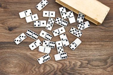 Tahta masadaki beyaz domino taşlarından oluşan bir grup.