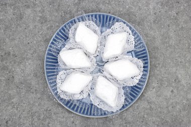 Makrout adlı geleneksel Cezayir kurabiyeli tabak elmas şekilli ve şekerle kaplı bir badem ezmesidir.