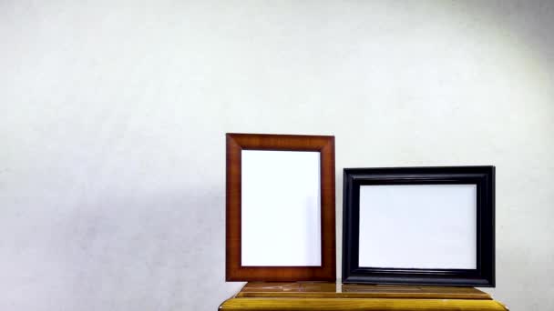 Δύο Κενό Περίτεχνο Πλαίσιο Εικόνας Ξύλινο Τραπέζι Σκιά Παραθύρου — Αρχείο Βίντεο