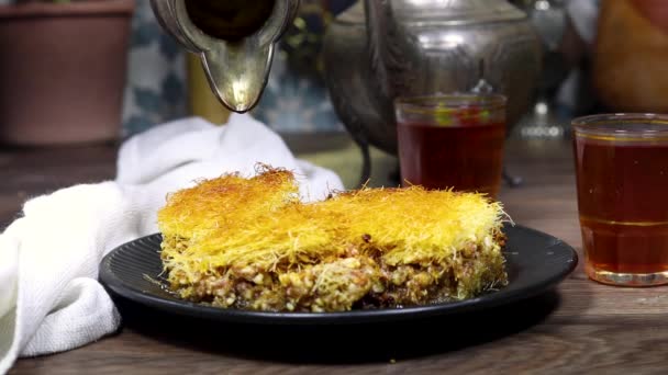 Giet Honingsiroop Traditionele Zelfgemaakte Arabische Zoetigheden Dessert Kadaif Kunafa Baklava — Stockvideo