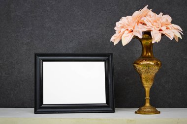 boş çerçeve modeli ve yıldız çiçeği vazosu grunge duvarının yanındaki ahşap masa, sonbahar sonbahar sonbahar konsepti