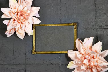 Döşemede yıldız çiçekleri olan dekoratif resim çerçevesini boşalt