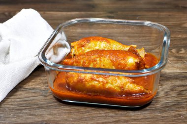 Parmesanlı kalamar, soğan ve domates soslu maydanoz.