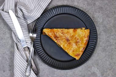 Et, peynir ve yumurtadan yapılmış ev yapımı etli turta.