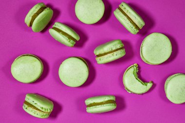 Mor arka planda Fransız fıstıklı badem kurabiyesi.