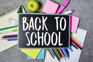 Okul konseptine geri dönelim. Okul malzemeleri ve elma meyvesi.