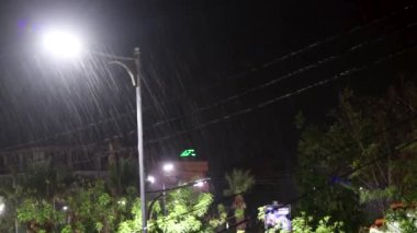 Şehirde Gökgürültüsü ve Yağmur Animasyonu Bulutlu Hava Durumu 