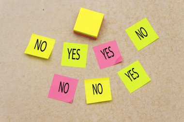 evet ve hayır bej arkaplandaki renkli yapışkan nota