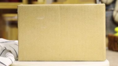 mukavva kutu mermer yüzey üzerinde ürün yerleştirme için mutfak