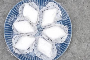 Makrout adlı geleneksel Cezayir kurabiyeli tabak elmas şekilli ve şekerle kaplı bir badem ezmesidir.