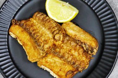 Izgara Ray veya limonla süslenmiş fileto.