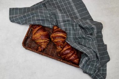 Esparto Half ah sepeti ve Grunge arka planında taze kruvasan.