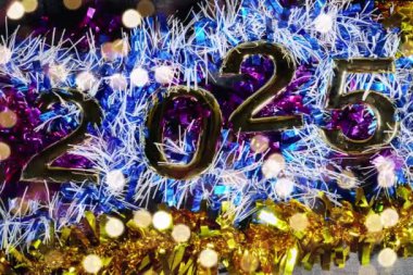 Altın sayılar 2025. İki bin yirmi beş yeni yıl. Renkli renklerle.