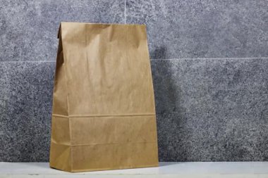 Kahverengi kese kâğıdı. Bu basit ve çevre dostu çanta öğle yemeği ve atıştırmalıkları paketlemek için mükemmel.