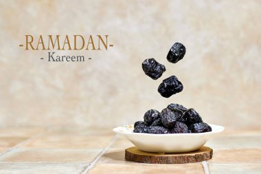 Geleneksel metal tabaklarda servis edilen uçan Kurma Ajwa Ajwa, Madina şehrinin özel meyvelerinden biridir.