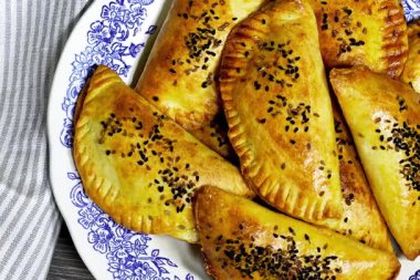 Ton balığı turtası, ev yapımı, peynirli ve diğer malzemeli, taze pişmiş.