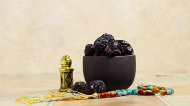 Geleneksel metal tabaklarda servis edilen Kurma Ajwa, Ajwa ve Ajwa, Madina şehrinin özel meyvelerinden biridir.
