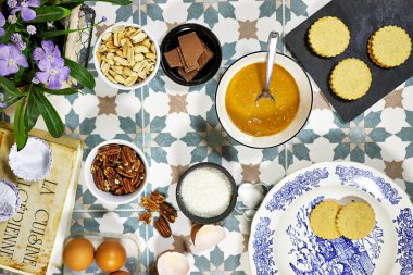 Kalıplı Masa Yüzeyinde Düz Pasta Malzemeleri ve Kurabiyeler