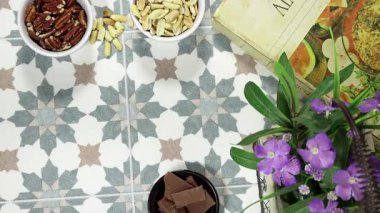 Kadın elleri geleneksel ev yapımı Cezayir kurabiyelerinden koyuyor. Fransız usulü çikolatalı Sabl. Bayram Müslümanlığı için.