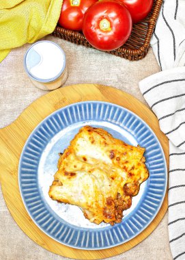 Et ve gruyere peynirli taze pişmiş lazanya.