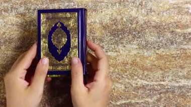 Arapça kaligrafi Kuran 'ı çevrilmiş Müslümanların kutsal kitabı.