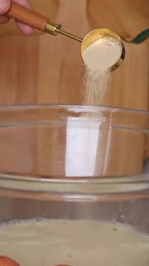 Lezzetli çıtır tavuk burger hazırlayan bir kadın. Peynirli ve marullu.