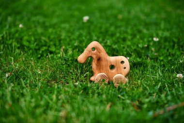 Yeşil arka planda ceviz ağacından yapılmış doğal ahşap oyuncak. Yüksek kalite fotoğraf