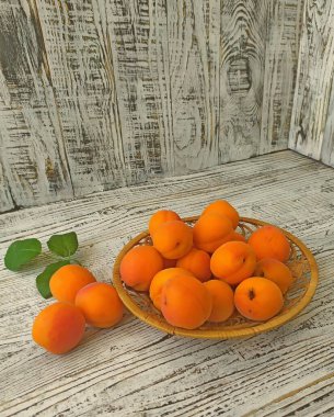 Kayısı. Güney meyvesi soluk turuncu renktedir. Yüksek kalite fotoğraf