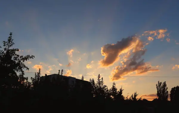 Gün doğumu, bulutların arasından ışınlar. Yüksek kalite fotoğraf