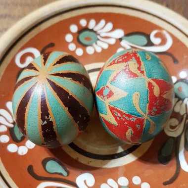 Ukrayna usulü seramik tabakta elle boyanmış iki pysanka yumurtası.