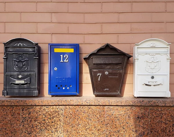 Bir Tuğla Evin Duvarında Çeşitli Güzel Posta Kutuları Var — Stok fotoğraf