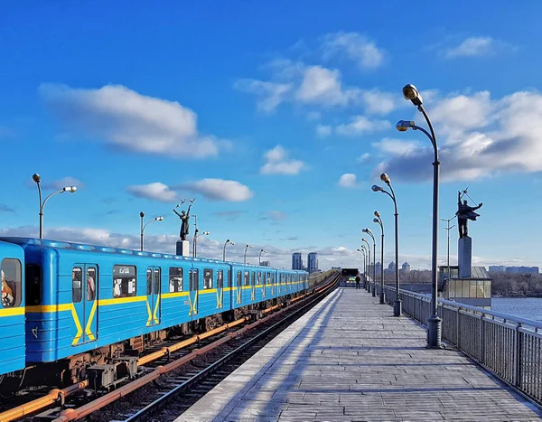 Станція Дніпро Прикрашає Блакитне Небо Метрополітеном — стокове фото