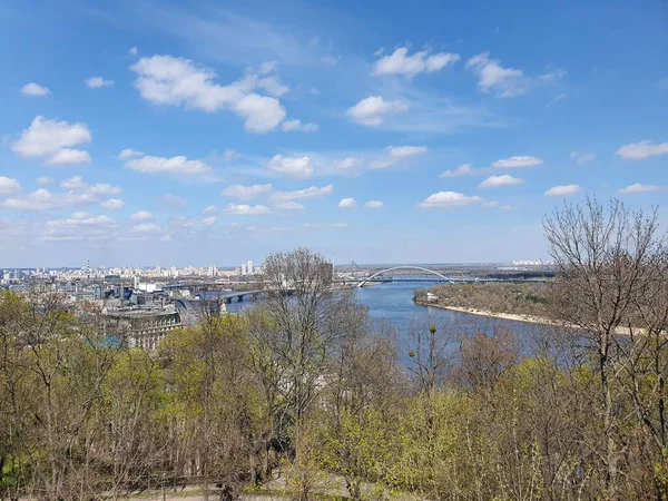 Vista Bairro Histórico Podil Movimentada Cidade Kiev Majestoso Rio Dnipro — Fotografia de Stock