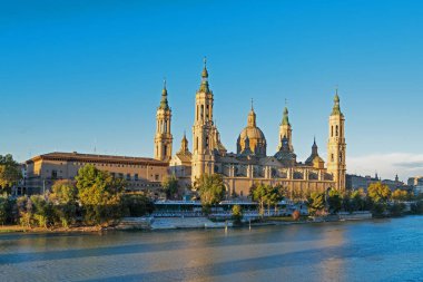 Eski İspanyol şehri Zaragoza 'da Ebro nehrinin yanındaki ünlü kilise Bazilikası del Pillar ve köprü.