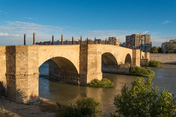古代スペインの都市サラゴサの川Ebro近くの有名な教会のデル ピラーと橋 — ストック写真