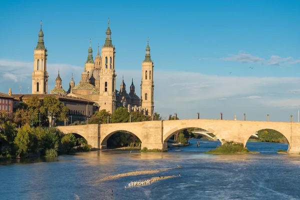 古代スペインの都市サラゴサの川Ebro近くの有名な教会のデル ピラーと橋 — ストック写真