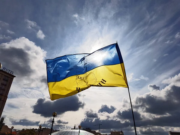 風に乗って飛んで黄色と青のウクライナの旗 Maidan Kyiv Ukraine — ストック写真