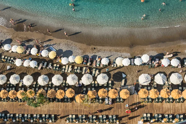 Turkiska Stranden Med Parasoller Och Solstolar Med Utsikt Över Luften — Stockfoto