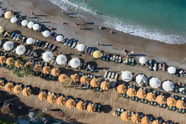 Turkiska Stranden Med Parasoller Och Solstolar Med Utsikt Över Luften — Stockfoto