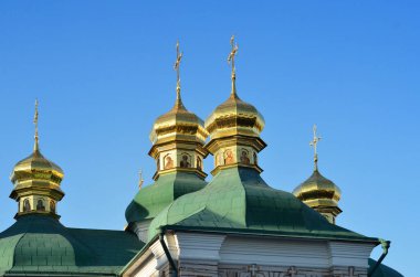 Berestove 'daki Kurtarıcı Kilisesi' nin altın kubbeleri Ukrayna 'nın Kyiv kentindeki açık mavi gökyüzünün altında parlıyor. UNESCO tarafından listelenen Kyiv Pechersk Lavra 'nın bir parçası olan bu güzel kilise, kentin ruhani ve tarihi mirasının bir sembolü olarak duruyor.
