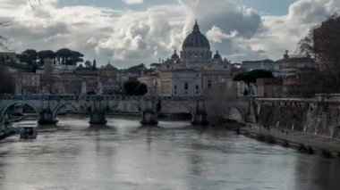 Roma 'daki Tiber nehri köprüsünden Vatikan ve Aziz Peter Bazilikası' na doğru bakın - 4K zaman aşımı videosu