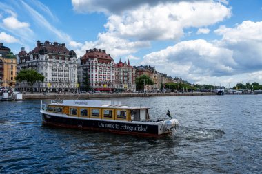 Stockholm, İsveç - 4 Temmuz 2023 - Şehir merkezinde bir tekne